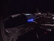 Shuttle fliegt um Deep Space Nine
