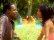 Sisko und das Wurmlochwesen sehen seinem Heiratsantrag zu