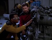 La Forge untersucht die Trümmer