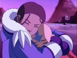 Katara en Aang omhelsen elkaar