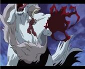 Inuyasha cortando brazo de sesshomaru