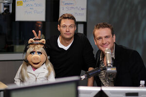 MissPiggy-RyanSeacrest-JasonSegel-(2011-09-26)