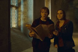Hermione y Ron con el mapa
