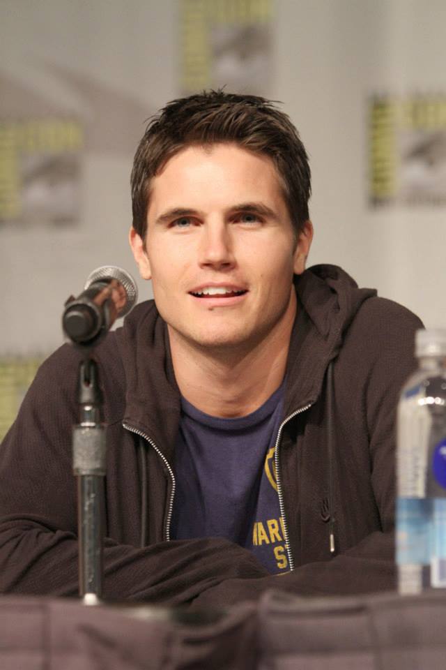 Next photo of Robbie Amell